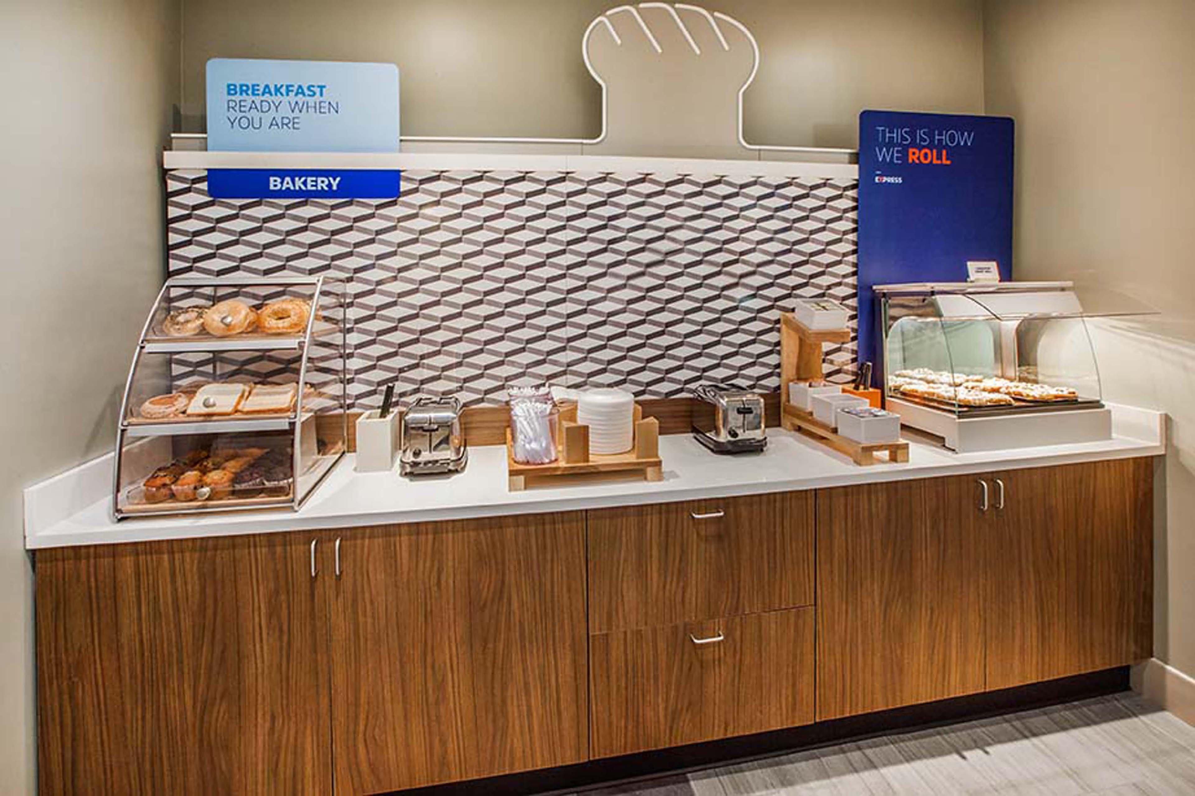 Holiday Inn Express Hotel & Suites Rogers By Ihg Екстериор снимка