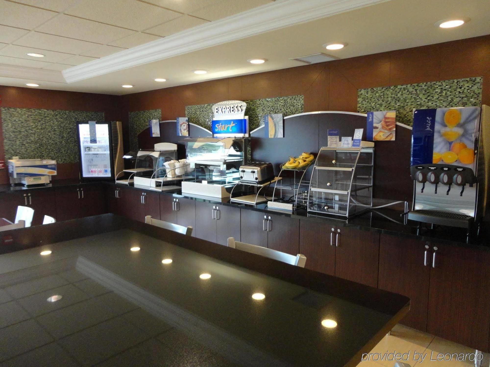 Holiday Inn Express Hotel & Suites Rogers By Ihg Ресторант снимка